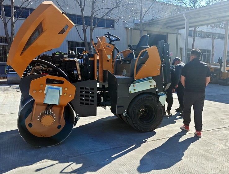 3月18日，哈薩克斯坦客戶來廠體驗(yàn)考察5噸膠輪壓路機(jī)